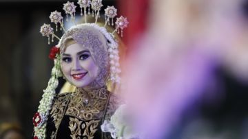 Meski Berhijab dan Tanpa Paes, 8 Inspirasi Pengantin Jawa Ini Layak Kamu Coba