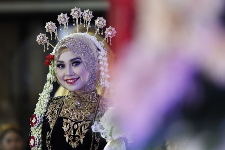 Meski Berhijab dan Tanpa Paes, 8 Inspirasi Pengantin Jawa 