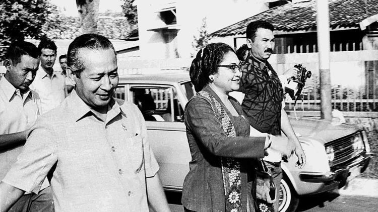 Presiden Soeharto dan Ibu Tien menuju tempat pemungutan suara pada Pemilu 1971, 5 Juli 1971 Kompas/Pat Hendranto (PH)