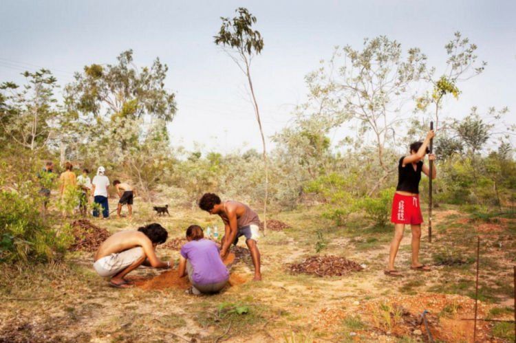 Gotong royong.