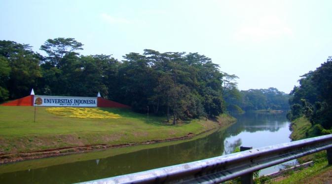 Nyebrang danau dikit, akan terlihat kuburannya...