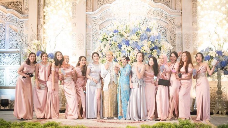 5 Trik Menghemat Budget Baju Bridesmaid. Tetap Cantik tanpa Keluar Duit Banyak