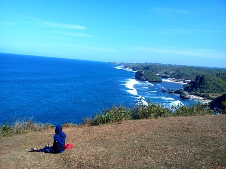 liat pantai dari atas bukit