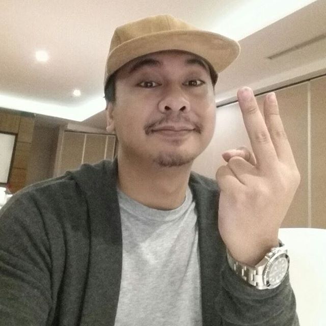 paduin aja sama sweater dan topi.