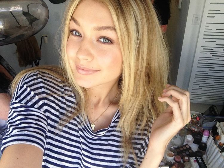 gigi hadid selfie