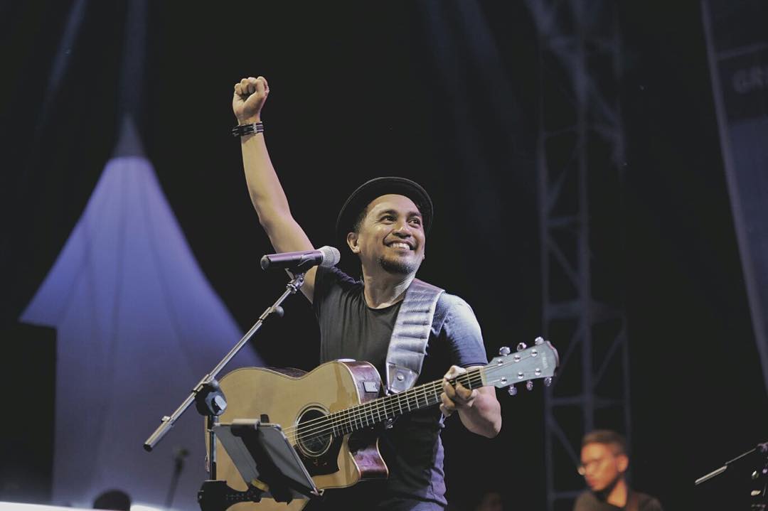 9 Lagu dari Glenn Fredly Akan Buat Suasana Romantismu Bareng Pasangan Halal Kian Syahdu