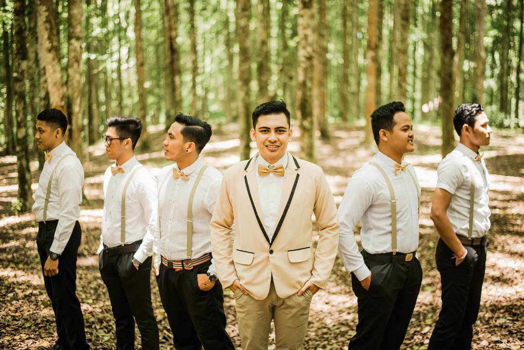 13 Inspirasi Mendandani Groomsman-mu di Resepsi. Agar Kegantengan Mereka Tak Ditanyakan Lagi