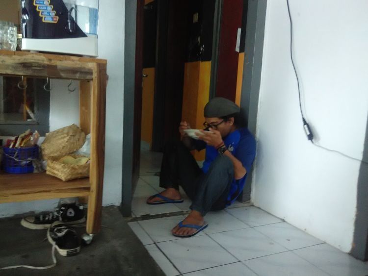 Nggak baik makan depan pintu