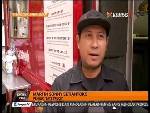 Sonny dengan latar belakang food truck satenya.