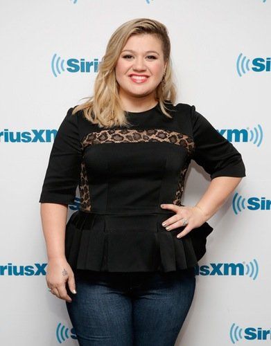 kelly-clarkson-weight-twitter-troll