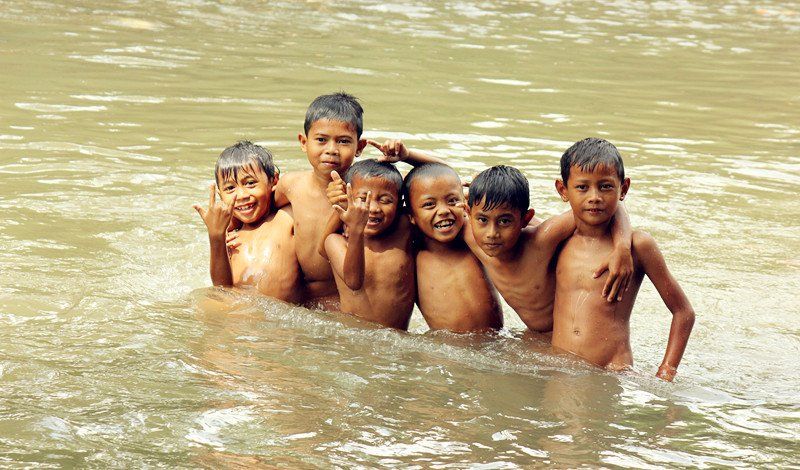 Bocah mandi di kali.