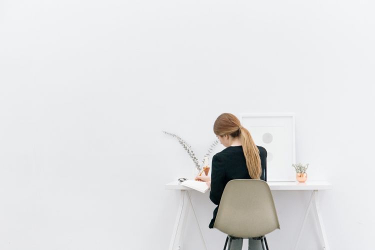 Kantor sepi, karena kamu lembur sendirian