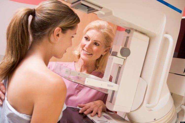 B8K8NK Nurse Assisting Patient Undergoing Mammogram