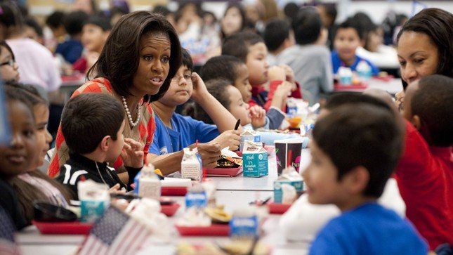 Michelle Obama menggalakan kampanye makan siang sehat di sekolah-sekolah.