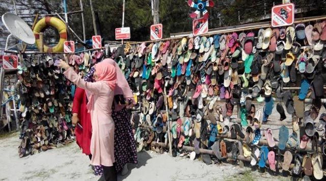 Pantai Tapak Paderi Bengkulu Punya Spot Selfie Baru, Sandal Jodoh Namanya. Kamu Kapan ke Sana?