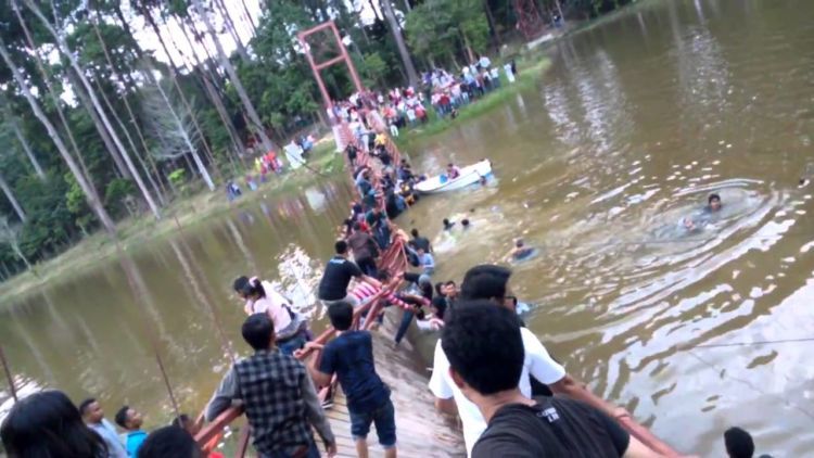 Jembatan ambruk karena kebanyakan yang selfie