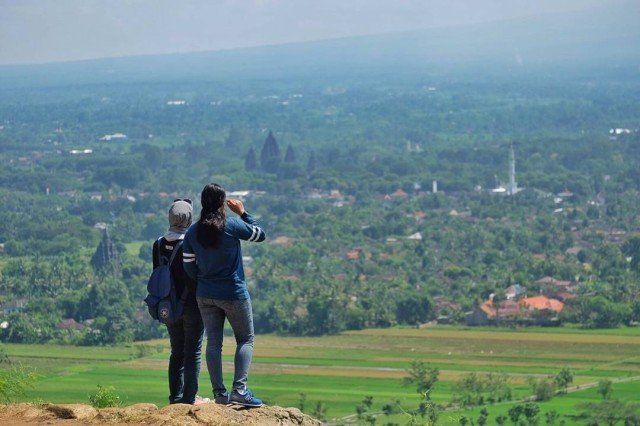 tuh, Candi Prambanan aja kelihatan