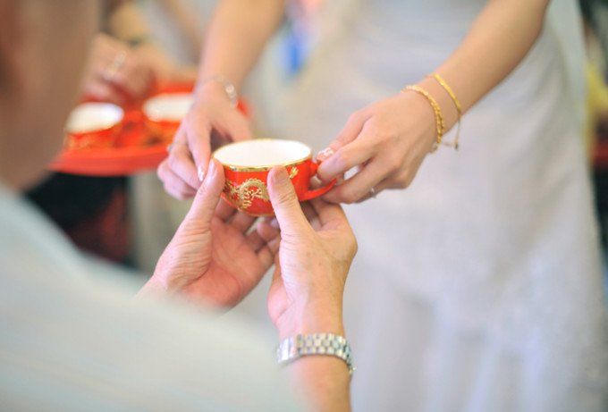 teh diserahkan dengan bantuan bridesmaid