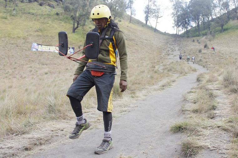 Ada-ada Aja Kelakuan Cak Tarpin. Pendaki Asal Malang Ini Sukses Mendaki Semeru dengan Berjalan Mundur!