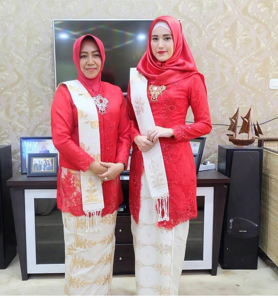 Mari Bahagiakan Ibumu dengan Menghadiahkannya Kebaya 9 