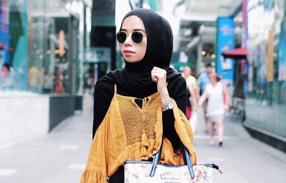 Cewek Berhijab Juga Bisa Pakai Atasan Off Shoulder, Lho. Biar Nggak Salah Kostum, Gini Aturannya!