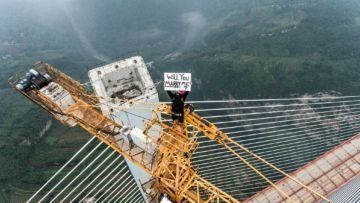 Romantis Abis! Seorang Traveler Melamar Pasangannya di Jembatan Tertinggi di Cina!