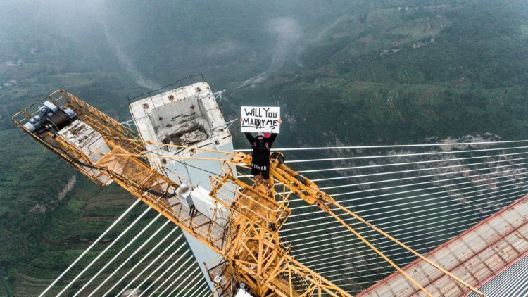 Romantis Abis! Seorang Traveler Melamar Pasangannya di Jembatan Tertinggi di Cina!