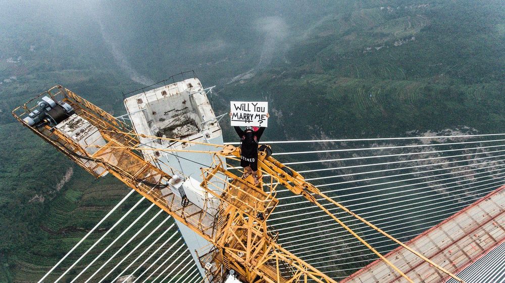 Romantis Abis! Seorang Traveler Melamar Pasangannya di Jembatan Tertinggi di Cina!