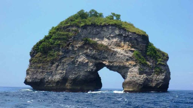 seru deh menyelam di sekitar batu meling