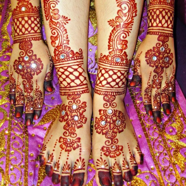 13 Inspirasi Henna  Kaki yang Menawan Hati Demi Sucinya 