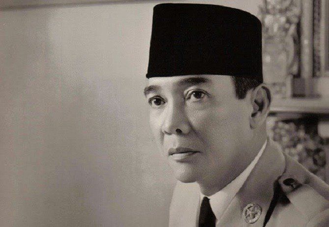 Pernah menolak cinta Soekarno.