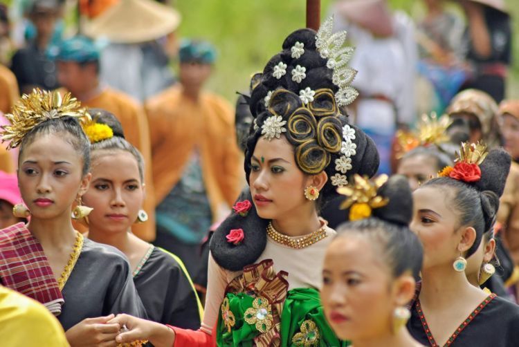 nangkep cacing ditemenin mbak-mbak cantik begini masa nggak mau? 