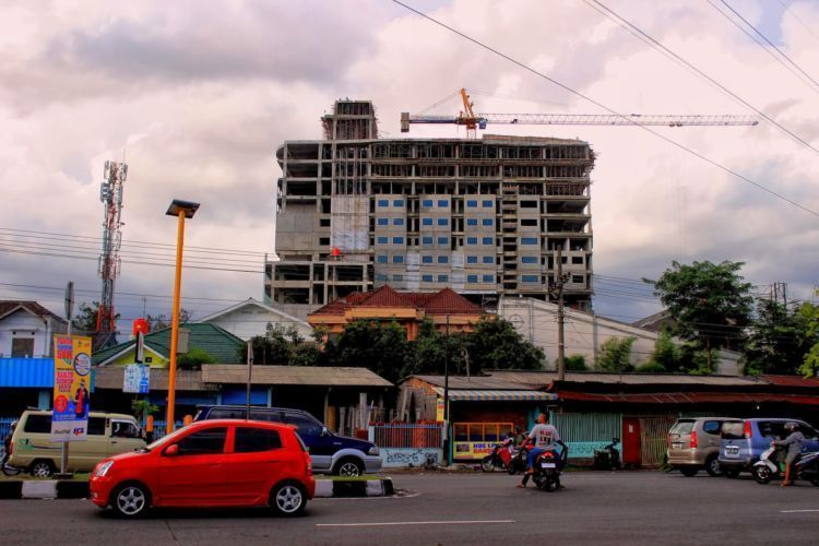 lihat kemana-mana yang nampak hotel tinggiiii