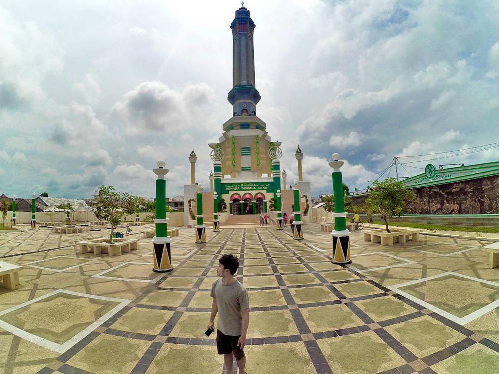 Rupa Menara Gentala Arasy dari halaman depan.