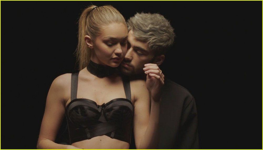 Gigi Hadid waktu di video clip