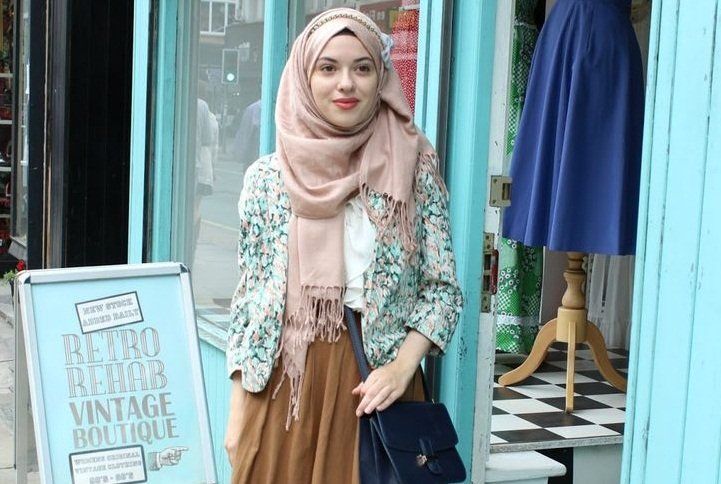 Menuju Cantik 2017; Trik Padu Padan Hijab & Baju Vintage Ini Harus Jadi Referensi!