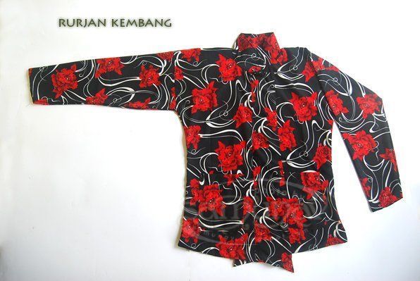 Cowok Pakai Baju Motif Bunga? Asal Nggak Minder, Bisa Kelihatan Lebih Ganteng, Kok!