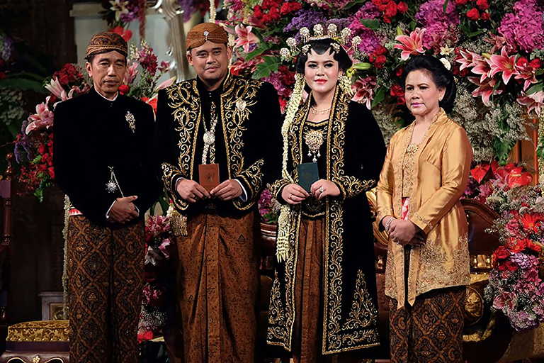 Alasan Kenapa Baju Pengantin Jawa Berwarna Hitam. Padahal ‘kan Warna Berkabung Ya?