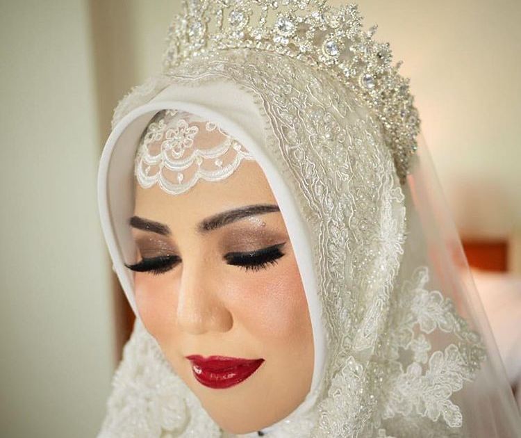 15 Inspirasi Pengantin  Hijab Memakai Mahkota Cantik dan 