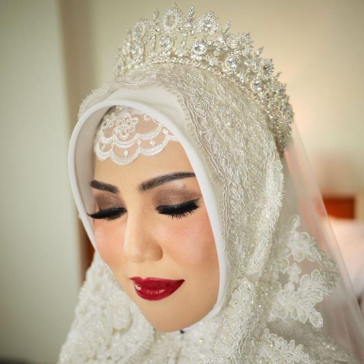 15 Inspirasi Pengantin Hijab Memakai Mahkota. Cantik dan Cocok Buat Akadmu Nanti