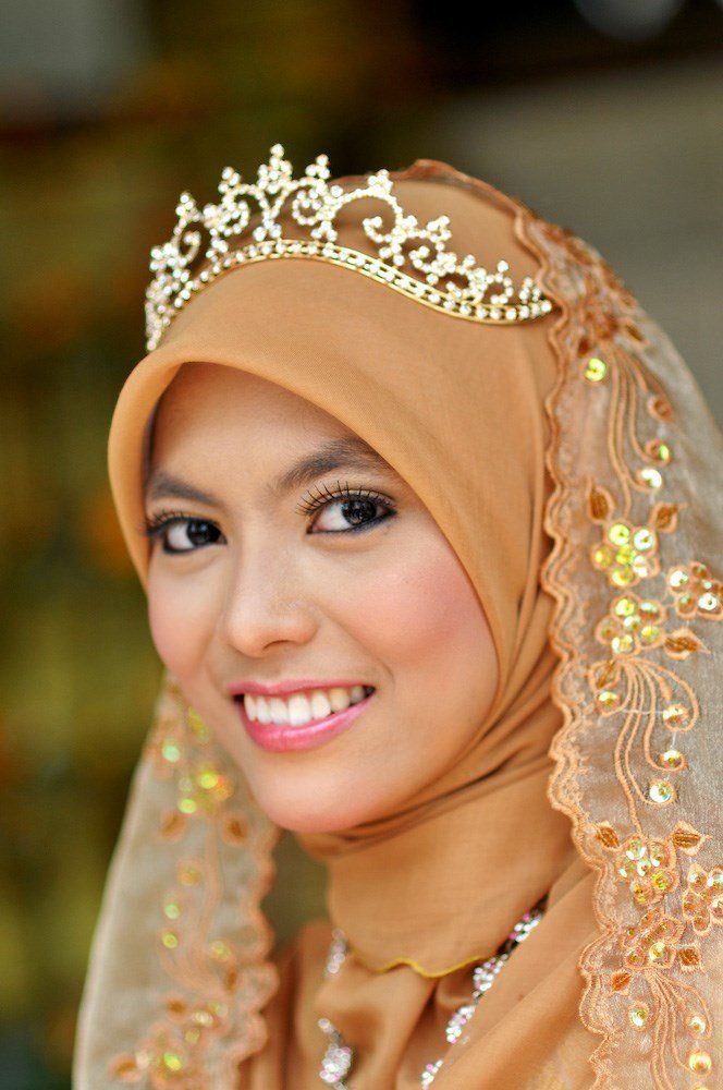 15 Inspirasi Pengantin Hijab Memakai Mahkota. Cantik dan 