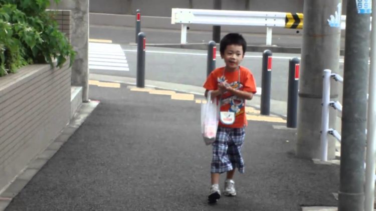 Anak-anak di Jepang kerap diberi tugas kecil.