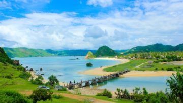 Biar Mata dan Pikiranmu Menjadi Segar, Kamu Harus Liburan Akhir Tahun ke Pantai Seger di Lombok!