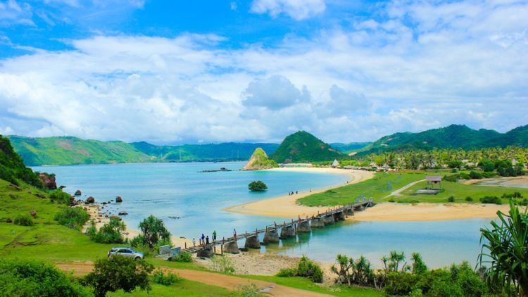 Biar Mata dan Pikiranmu Menjadi Segar, Kamu Harus Liburan Akhir Tahun ke Pantai Seger di Lombok!