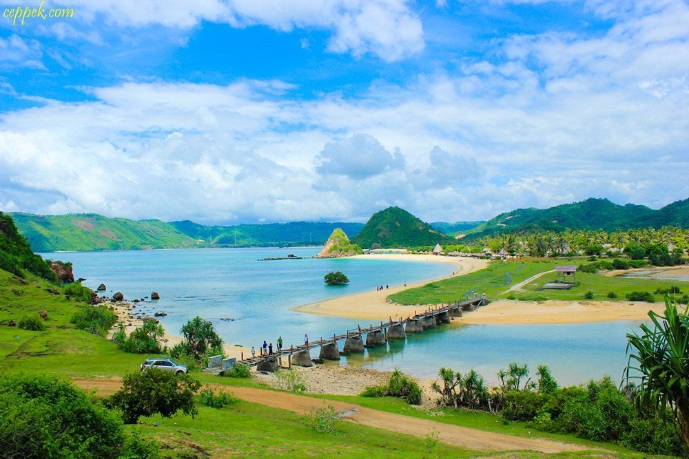 Biar Mata dan Pikiranmu Menjadi Segar, Kamu Harus Liburan Akhir Tahun ke Pantai Seger di Lombok!