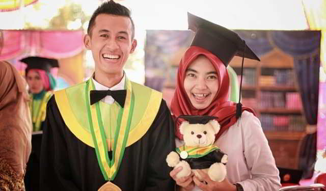 Biar ada temen wisuda