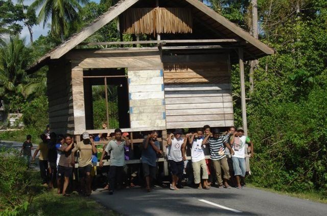 Seru Nih Tradisi Pindah Rumah Khas Suku Bugis. Indonesia Selalu Punya Stok Keunikan Budaya!