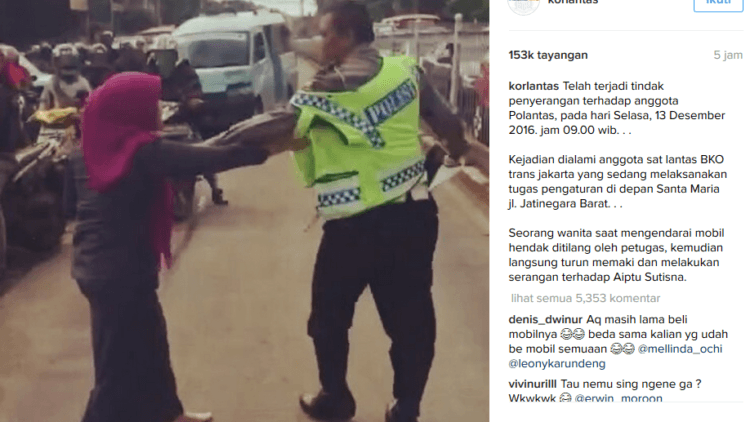 Emak-Emak Memang Selalu Benar. Jangankan Kamu, Polisi Ini Mau Menilang Saja Habis Dicakar-Cakar