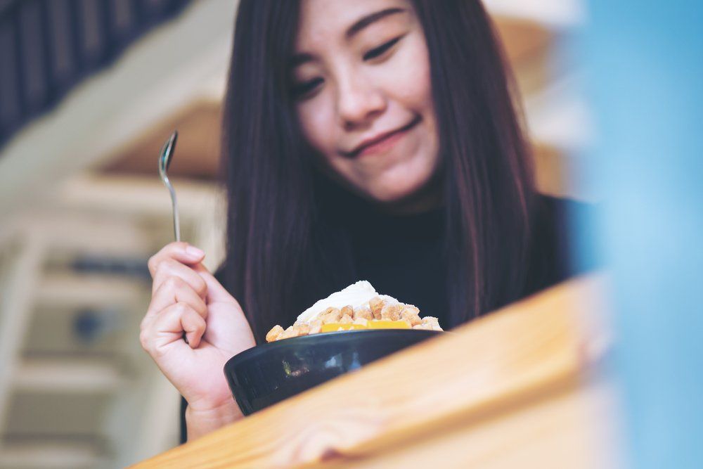 5 Kebiasaan Makan yang Ternyata Berbahaya Buat Tubuh. Kesehatanmu Jadi Taruhannya, Yakin Mau?