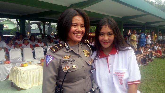 Sonya bersama polisi wanita yang dimarahinya